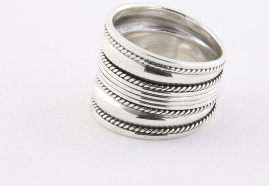 Brede zilveren ring met ribbels en kabelpatronen afbeelding 2