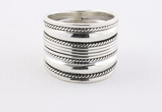 Brede zilveren ring met ribbels en kabelpatronen afbeelding 3