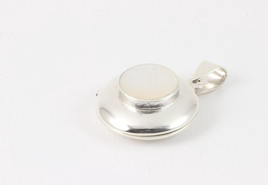 Fijn rond hoogglans zilveren medaillon met parelmoer afbeelding 2