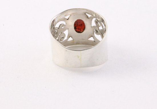 Opengewerkte zilveren ring met granaat afbeelding 4