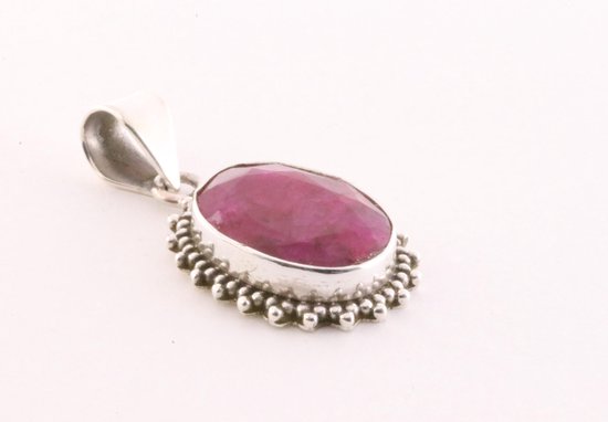 Bewerkte zilveren hanger met robijn aan ketting afbeelding 2