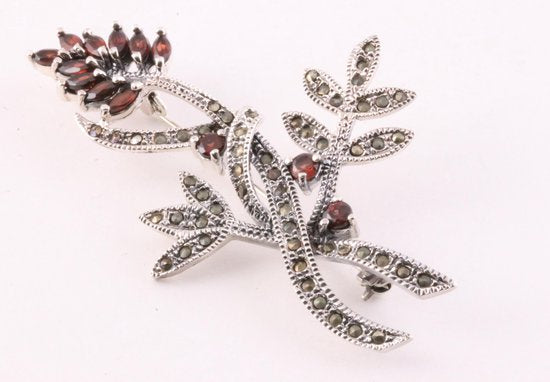 Grote zilveren broche met granaat en marcasiet afbeelding 1