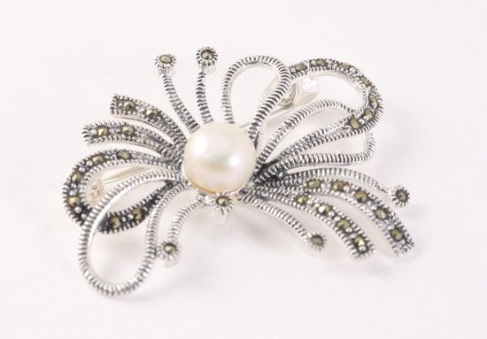 Opengewerkte zilveren broche met zoetwater parel en marcasiet afbeelding 2