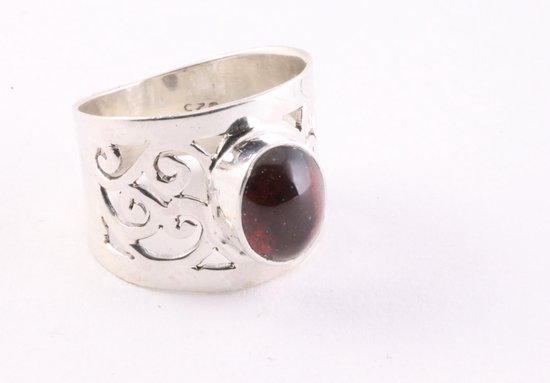 Opengewerkte zilveren ring met granaat afbeelding 1