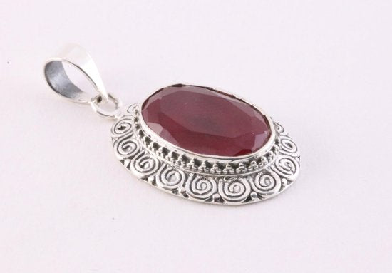 Bewerkte zilveren hanger met robijn aan ketting afbeelding 4