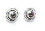 Fijne bewerkte ronde zilveren oorstekers met granaat afbeelding 1
