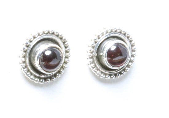 Fijne bewerkte ronde zilveren oorstekers met granaat afbeelding 1