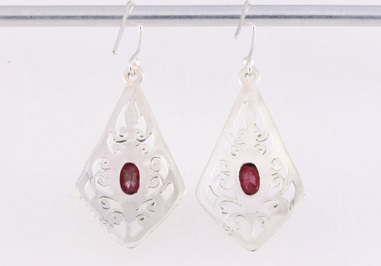 Opengewerkte zilveren oorbellen met robijn afbeelding 3