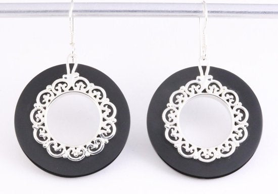 Grote ronde bewerkte zilveren oorbellen met onyx afbeelding 1