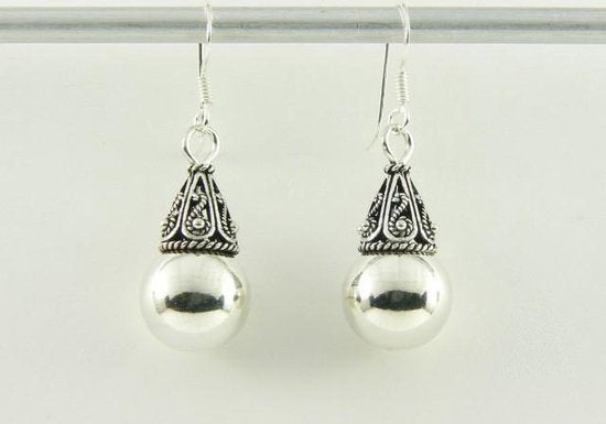 Fijn bewerkte zilveren oorbellen met bolletjes afbeelding 1