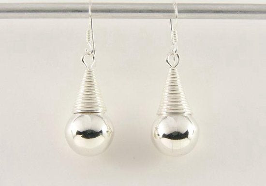 Fijn bewerkte zilveren oorbellen met bolletjes afbeelding 5