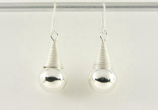 Fijn bewerkte zilveren oorbellen met bolletjes afbeelding 4