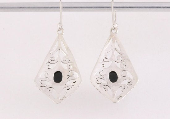 Opengewerkte zilveren oorbellen met onyx afbeelding 3