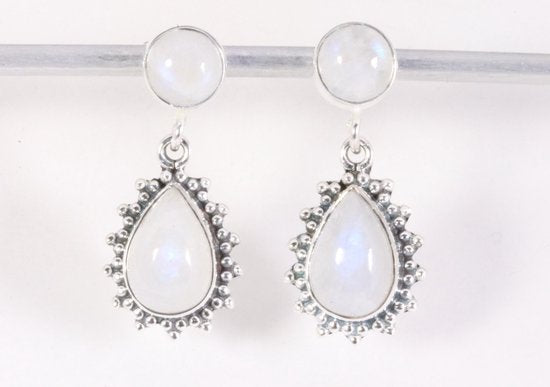 Bewerkte zilveren oorstekers met regenboog maansteen afbeelding 3