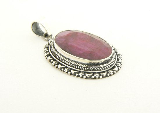 Bewerkte zilveren hanger met robijn aan vossenstaartketting afbeelding 2