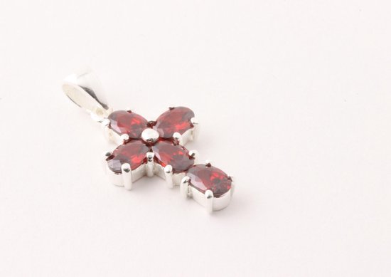 Fijne zilveren kruishanger met granaat afbeelding 2