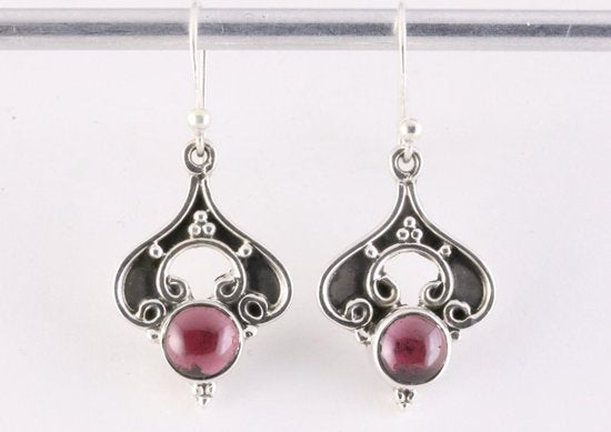 Bewerkte zilveren oorbellen met granaat afbeelding 4