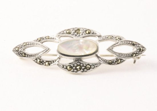 Langwerpige opengewerkte zilveren broche met parelmoer en marcasiet afbeelding 2