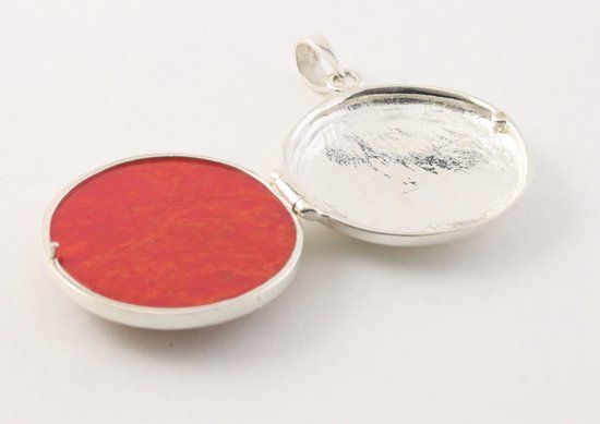 Rond opengewerkt zilveren medaillon met rode koraal steen afbeelding 4