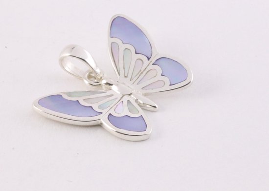 Zilveren vlinder hanger met blauwe en witte parelmoer aan ketting afbeelding 2