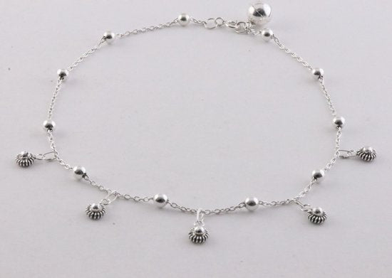 Fijne zilveren enkelband met bloemetjes en bolletjes afbeelding 1