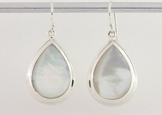 Grote druppelvormige zilveren oorbellen met parelmoer afbeelding 4