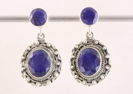 Bewerkte zilveren oorstekers met blauwe saffier afbeelding 4