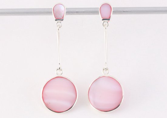 Lange zilveren oorstekers met roze parelmoer afbeelding 4