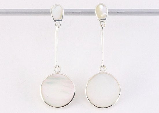 Lange ronde zilveren oorstekers met parelmoer afbeelding 3