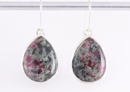 Druppelvormige zilveren oorbellen met eudialiet afbeelding 4
