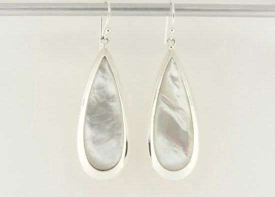 Grote druppelvormige zilveren oorbellen met parelmoer afbeelding 4
