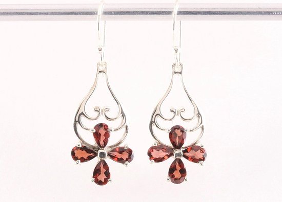 Opengewerkte zilveren oorbellen met granaat afbeelding 4