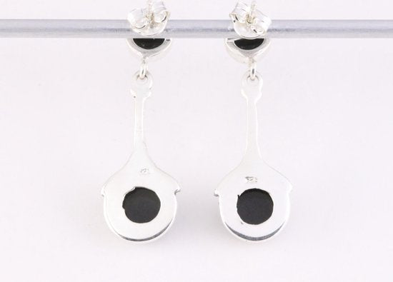Bewerkte zilveren oorstekers met onyx afbeelding 3