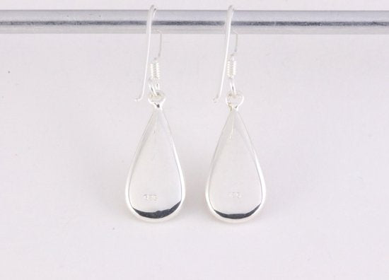 Druppelvormige zilveren oorbellen met roze parelmoer afbeelding 2