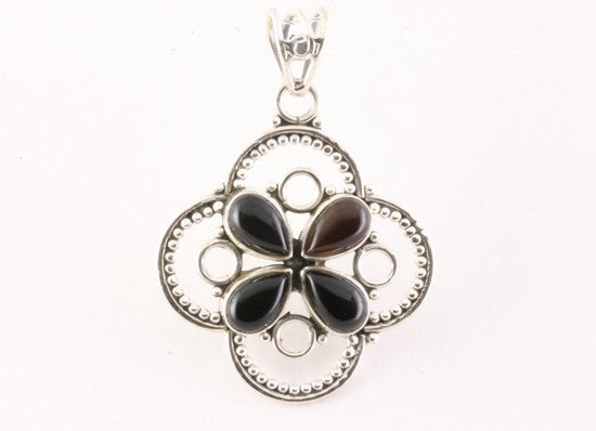 Opengewerkte zilveren hanger met onyx afbeelding 1
