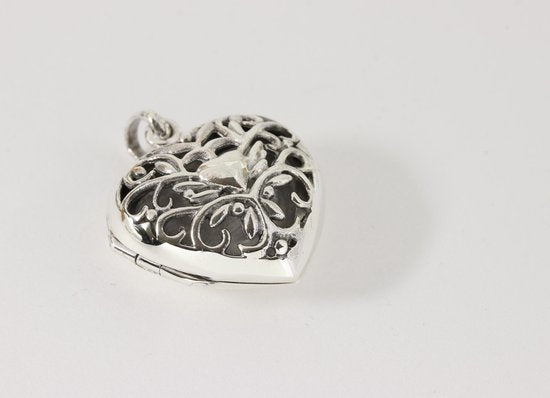 Opengewerkt hartvormig zilveren medaillon afbeelding 2