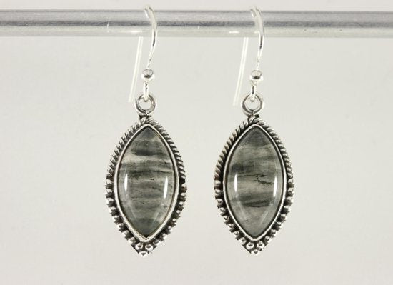 Bewerkte zilveren oorbellen met zwarte rutielkwarts afbeelding 4