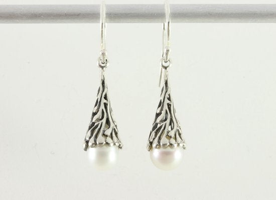 Fijne pegelvormige zilveren oorbellen met zoetwater parel afbeelding 4