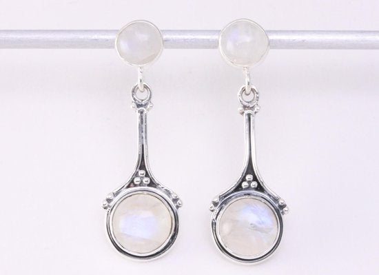 Bewerkte zilveren oorstekers met regenboog maansteen afbeelding 4