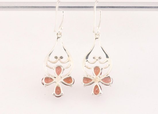 Opengewerkte zilveren oorbellen met granaat afbeelding 3