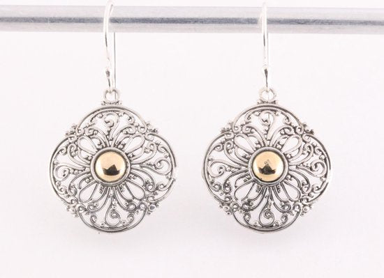 Opengewerkte zilveren oorbellen met 18k gouden decoratie afbeelding 1