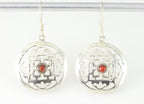 Traditionele zilveren mandala oorbellen met rode koraal steen afbeelding 1