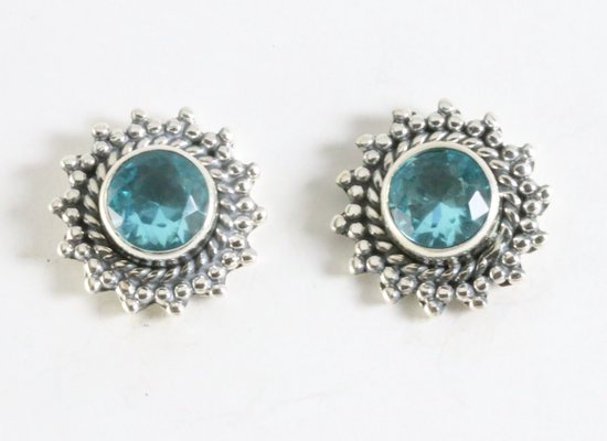 Bewerkte zilveren oorstekers met blauwe topaas afbeelding 1