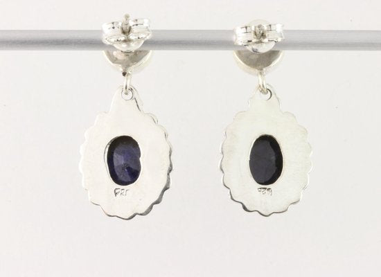 Bewerkte zilveren oorstekers met blauwe saffier afbeelding 3