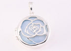 Rond bewerkt zilveren medaillon met lichtblauwe schelp afbeelding 4