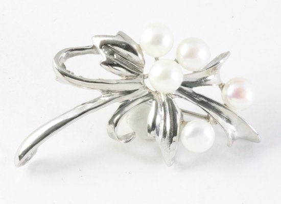 Hoogglans zilveren broche met witte zoetwater parels afbeelding 1