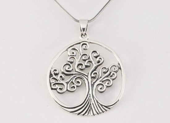 Ronde zilveren hanger met levensboom aan ketting afbeelding 1