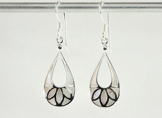 Opengewerkte druppelvormige zilveren oorbellen met parelmoer afbeelding 4