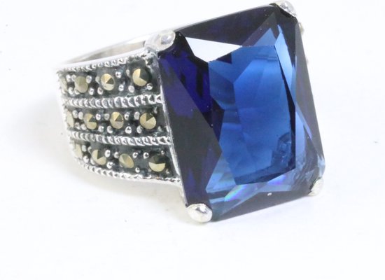 Zware zilveren ring met blauwe saffier en marcasiet afbeelding 1