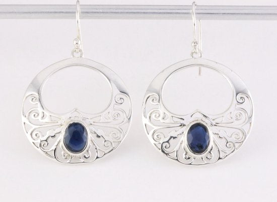 Opengewerkte zilveren oorbellen met blauwe saffier afbeelding 4